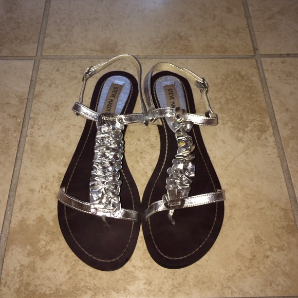 Steve Madden Shoes - Steve Madden silver leather ruffle sandal flats