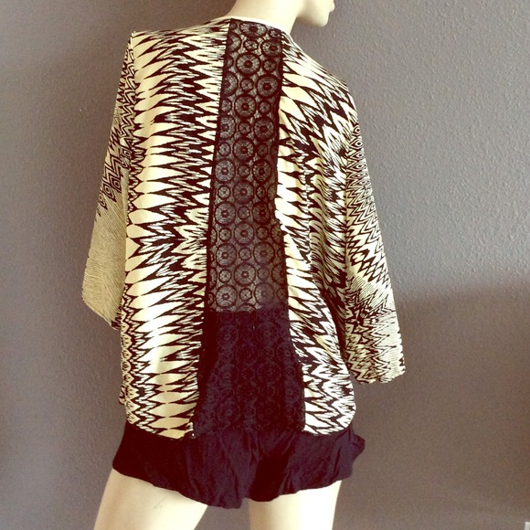 Tea N Rose Tops - 🎉🎉HOST PICK 7/21🎉🎉 💗Cream/Black kimono top