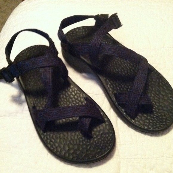 Black and blue Aztec print single strap chacos
