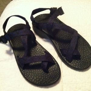 Black and blue Aztec print single strap chacos