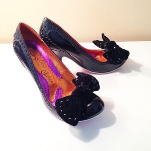 REDUCED $ Black patent leather pump w/ velvet bow