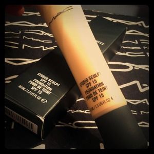 MAC Studio Sculpt Foundation NW25
