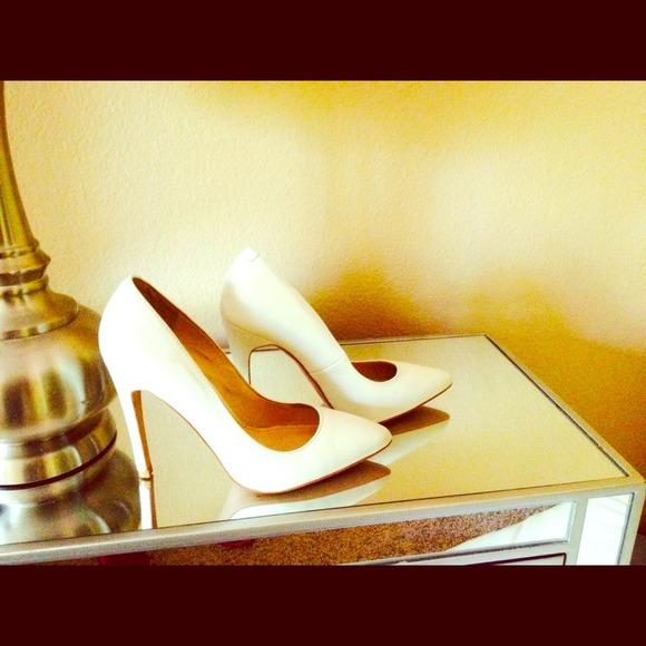 Size 7 white pointed heel
