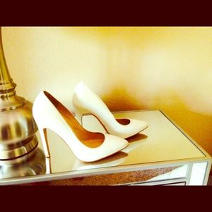 Size 7 white pointed heel