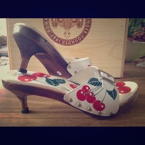 ⭐️SALE🍒Retro Jennifer Swii Cherry Kitten Heels🍒