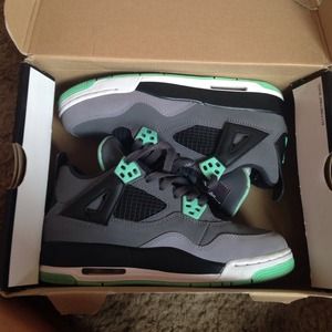 Green Glow 4's 👟 SIZE 4.5y 👟