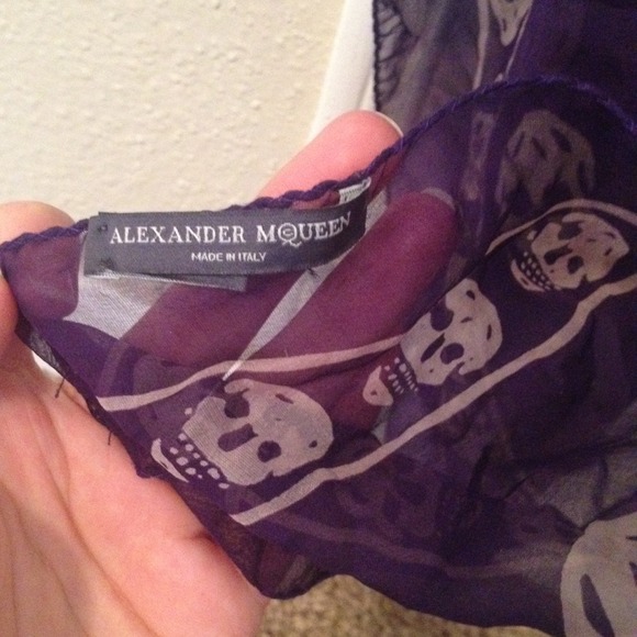 ***SOLD*** Alexander McQueen purple skull scarf! - Picture 2 of 4