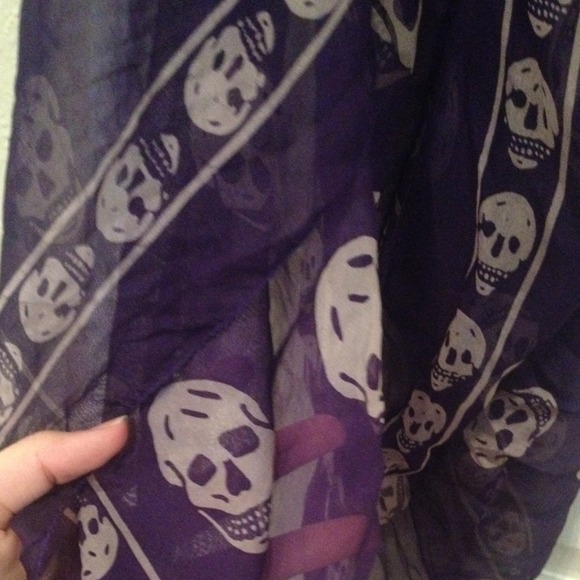 ***SOLD*** Alexander McQueen purple skull scarf! - Picture 3 of 4