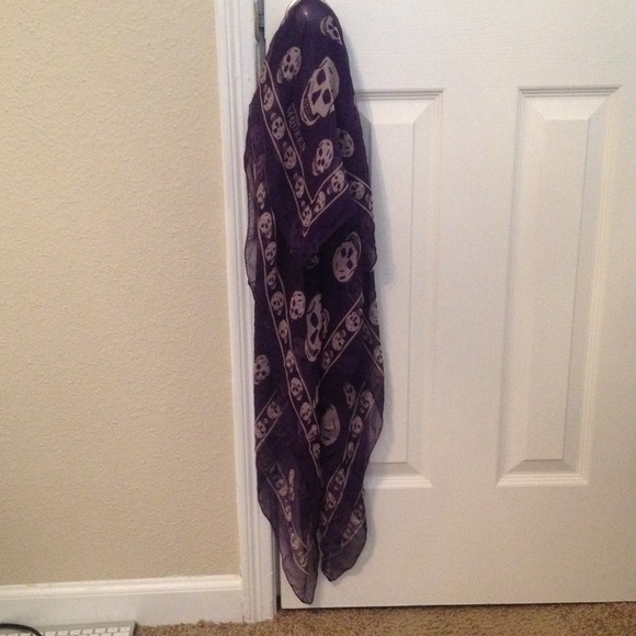 ***SOLD*** Alexander McQueen purple skull scarf! - Picture 4 of 4