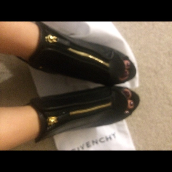 HP🎊🎉Givenchy open toe gold zipper sandals size 9 - Picture 3 of 4