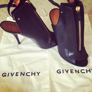 HP🎊🎉Givenchy open toe gold zipper sandals size 9