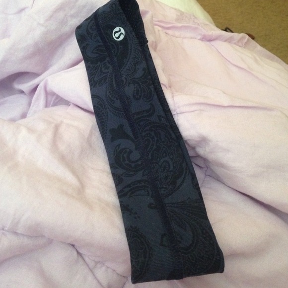 💢TRADED💢Lululemon headband - Picture 1 of 2