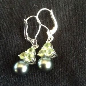 14k white gold ,black pearl and peirdot earrings