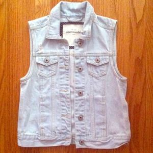 Abercrombie Kids Sleeveless Jean Jacket. (Size: L)