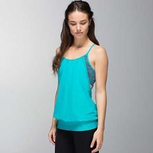 Hold Lululemon No Limits Tank