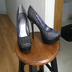 BLACK HEELS COVERED IN DIAMONDS