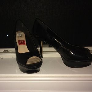 Black peep toe pumps
