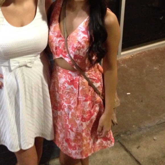 Flowered coral dress. Front cut out. Size small. - Picture 3 of 3