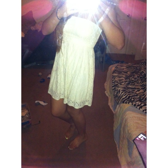 White Laced strapless dress ▫️