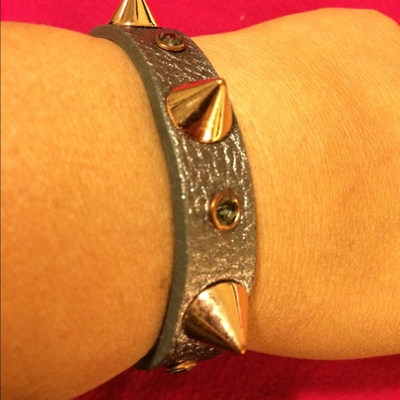 Spike bracelets - Picture 3 of 3