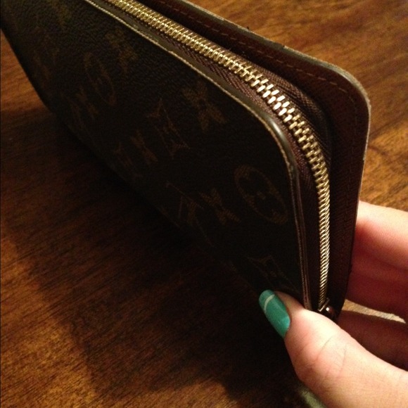 *SOLD* Authentic Louis Vuitton Original Zippy - Picture 2 of 4