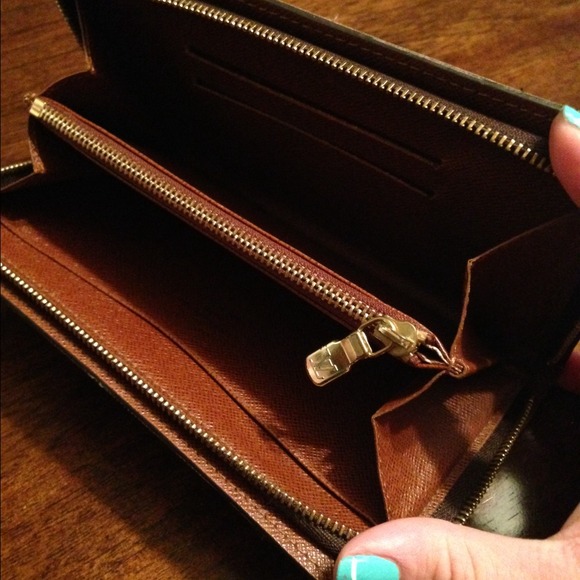 *SOLD* Authentic Louis Vuitton Original Zippy - Picture 3 of 4