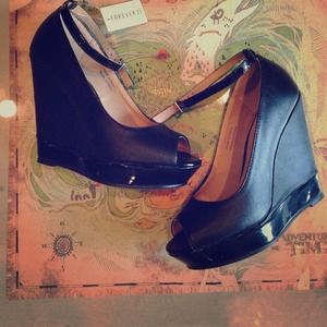 Sexy and fabulous Black peep toe wedges
