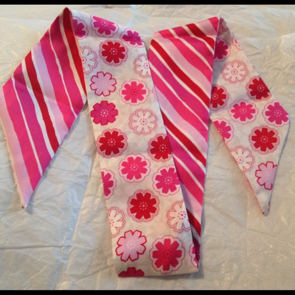 SOLD Coach Leather Floral Heart Shaped Key Chain - Picture 2 of 2