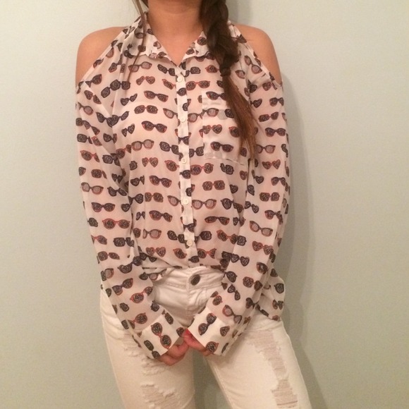 Long sleeve with open shoulder