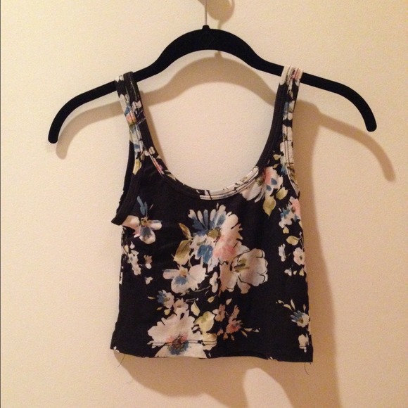 Brandy Melville Tops - Brandy Melville crop top