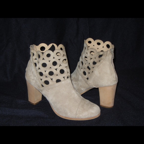 Circlet Suede Booties HP🎉 12/22