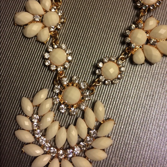 White leaf statement necklace - Picture 2 of 2