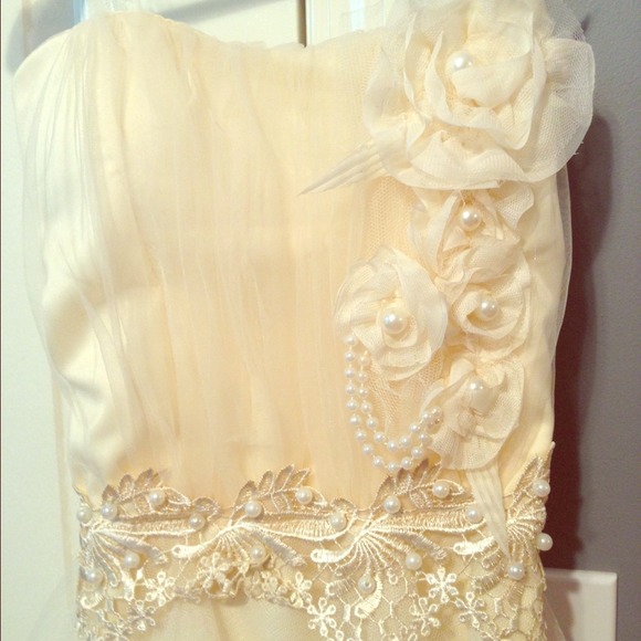 Off White Knee Length Dress - Picture 1 of 3