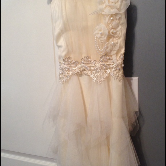 Off White Knee Length Dress - Picture 2 of 3