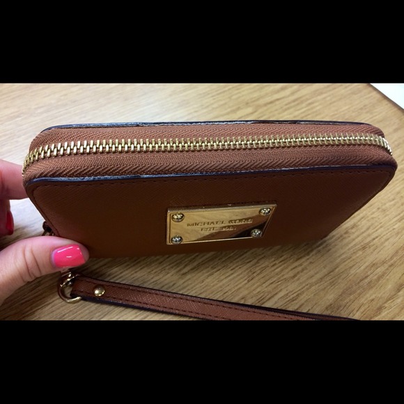 Michael Kors wristlet - Picture 2 of 3