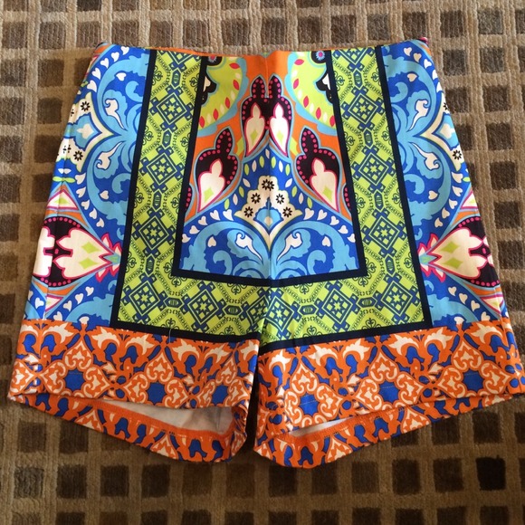 NWOT Fun printed shorts! - Picture 1 of 3