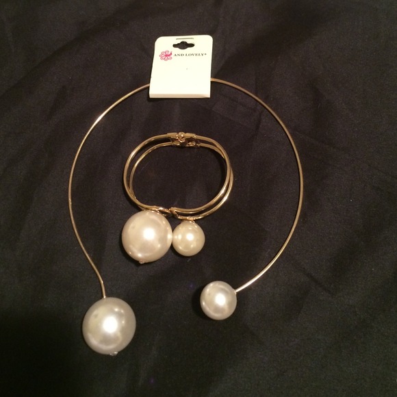 Pearl necklace with bracelet