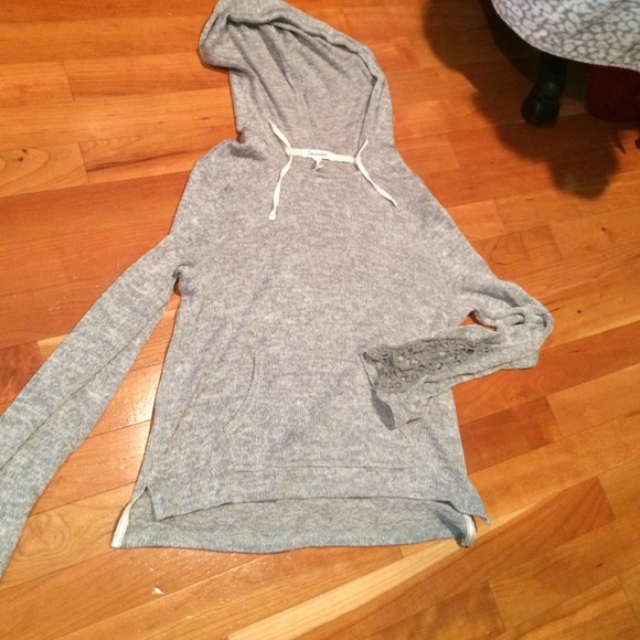 Light sweatshirt with lace cuts in sleeve - Picture 1 of 1