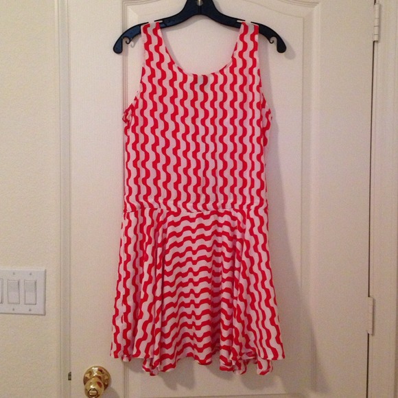 ⭐️Red and white dress. ⭐️SALE 3 items for $9! - Picture 3 of 4