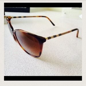 AUTHENTIC Burberry Cat eye sunglasses in brown!