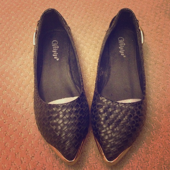 NEW! Black Pointy Flats