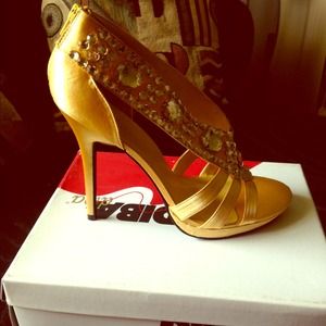 Dress gold pump