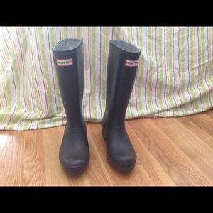 Navy blue hunter rain boots!