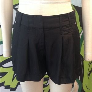 Esley black pleated shorts