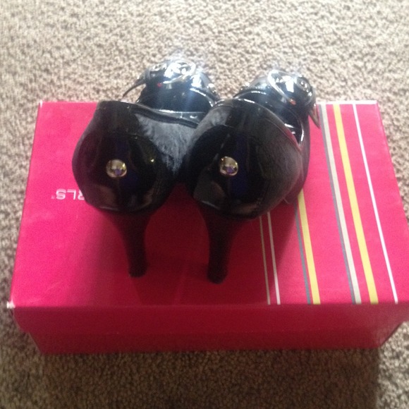 BCBG heels - Picture 4 of 4