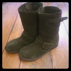 Army green suede Steve Madden ankle boots!
