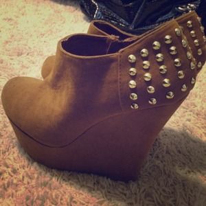Carmel closed toe wedges