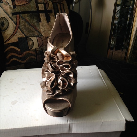 Gold Ruffle Bootie - Picture 2 of 2