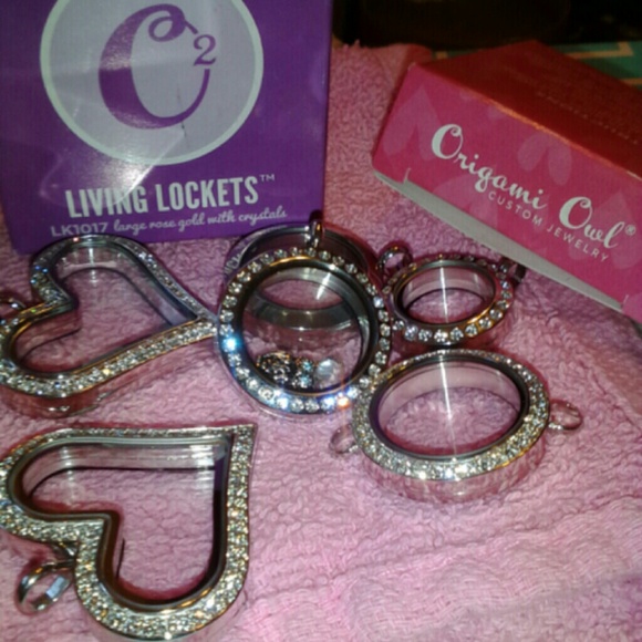 2 LIVING LOCKETs