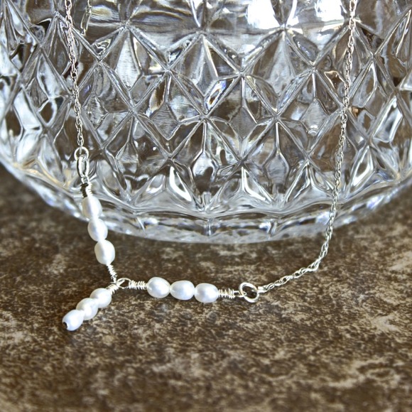 Y-Shaped Pearl Necklace